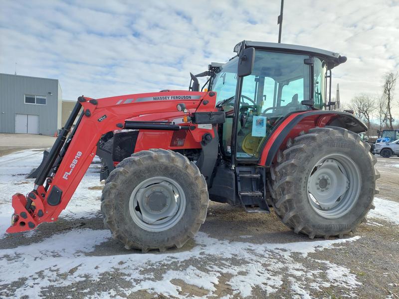 Massey Ferguson MF5711 Global Tractor